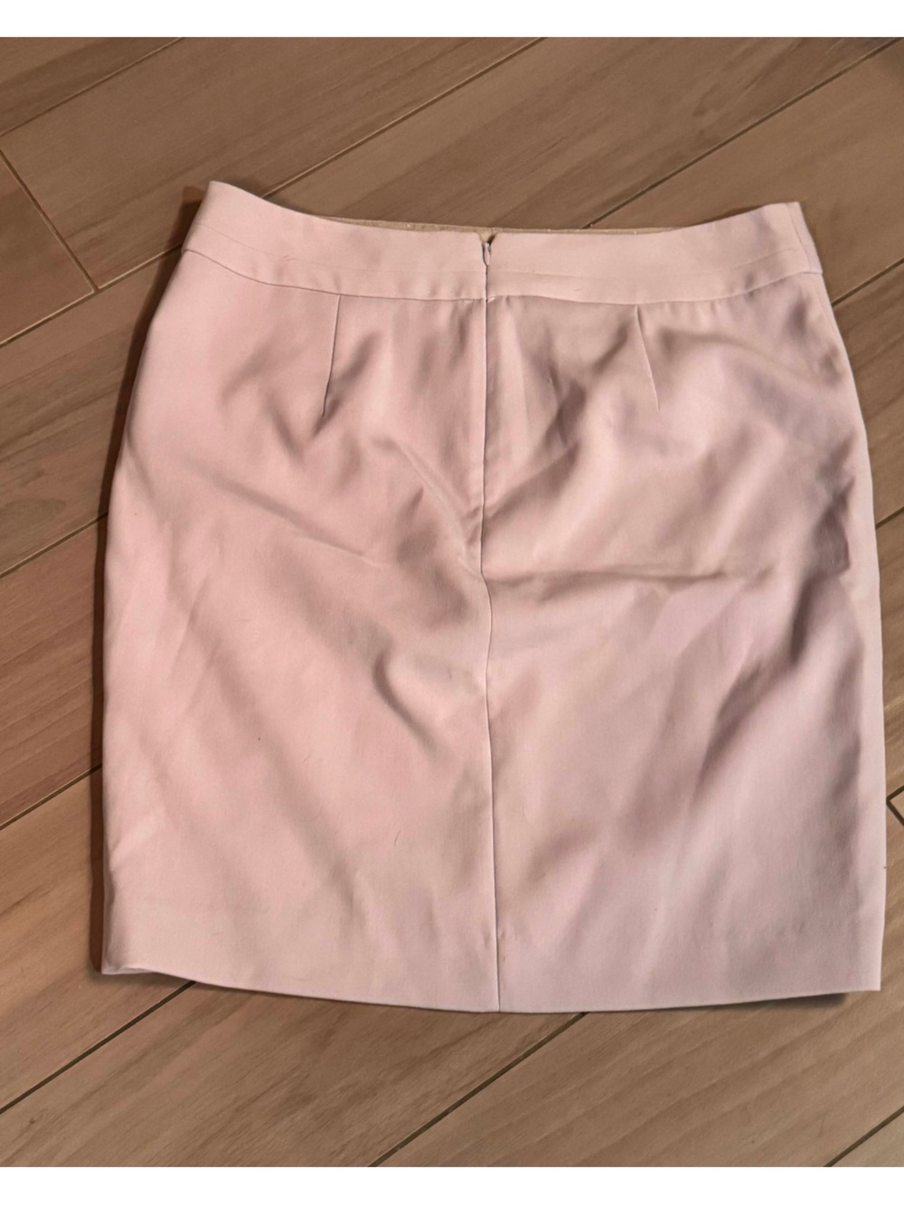 The Limited LAVENDER Pencil Skirt SIZE 12 zip closure
Waist 34”
Length 21” - Picture 3 of 6